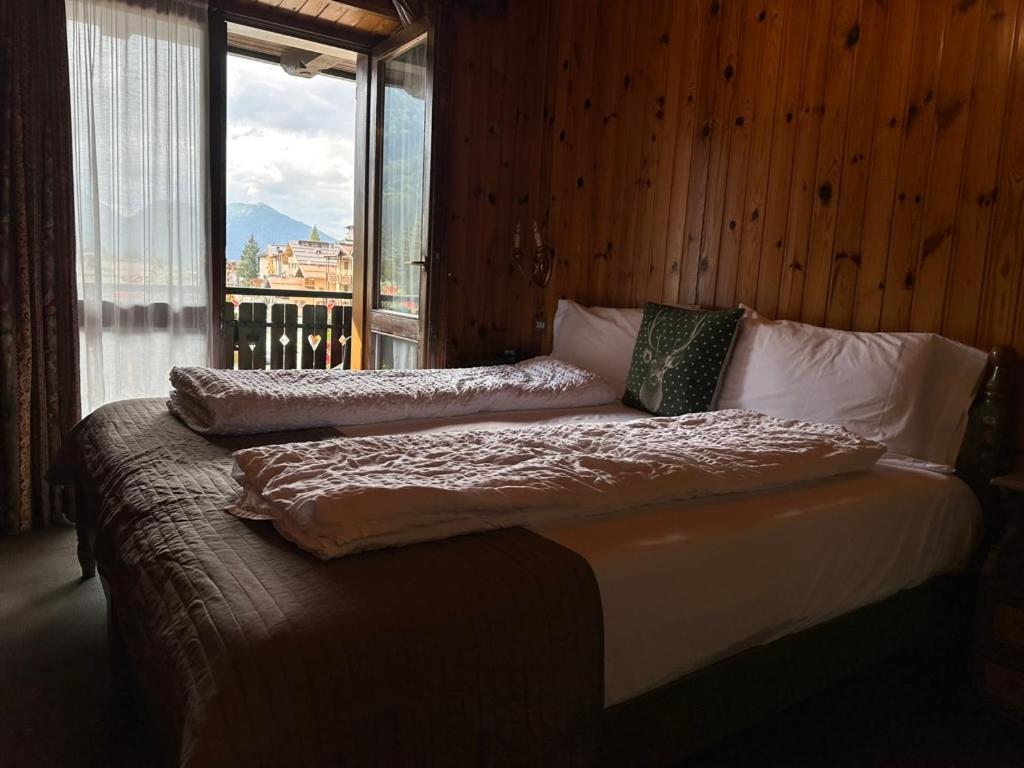 Hotel Garni St. Hubertus Madonna Exteriör bild