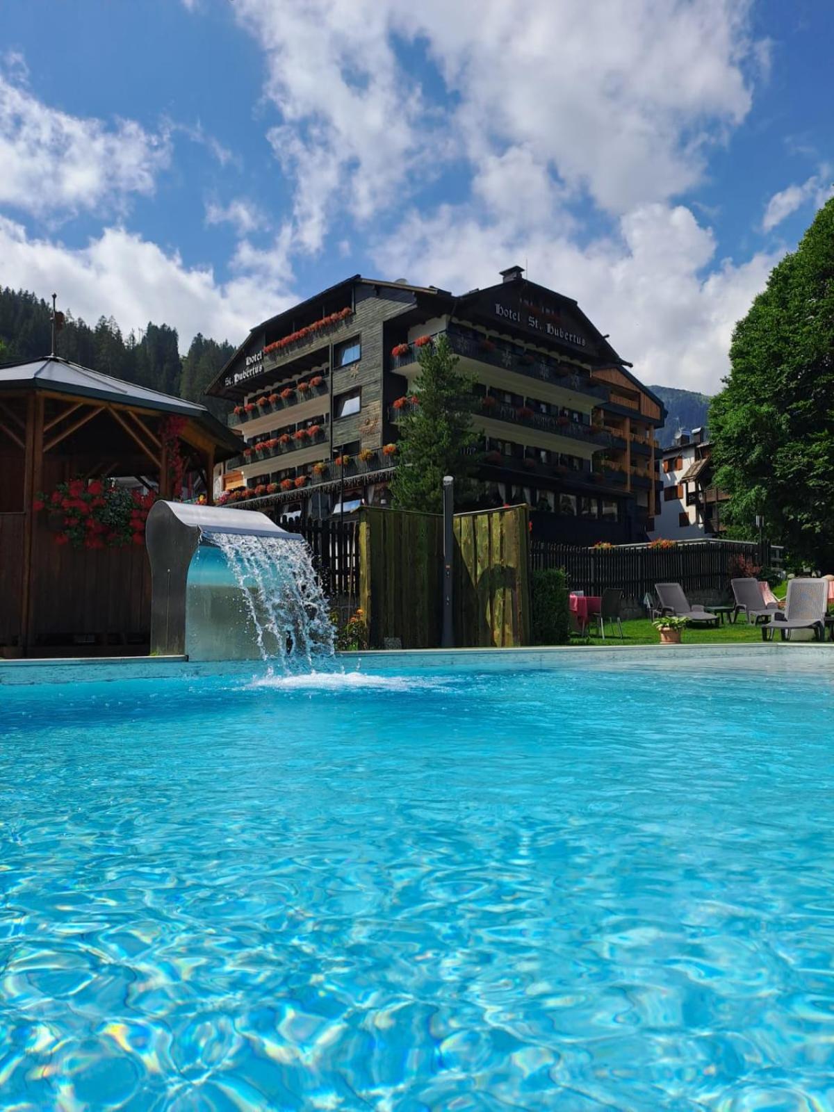 Hotel Garni St. Hubertus Madonna Exteriör bild