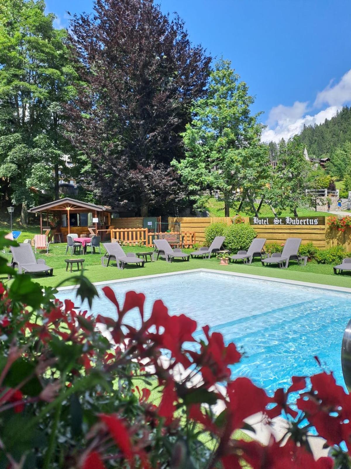 Hotel Garni St. Hubertus Madonna Exteriör bild