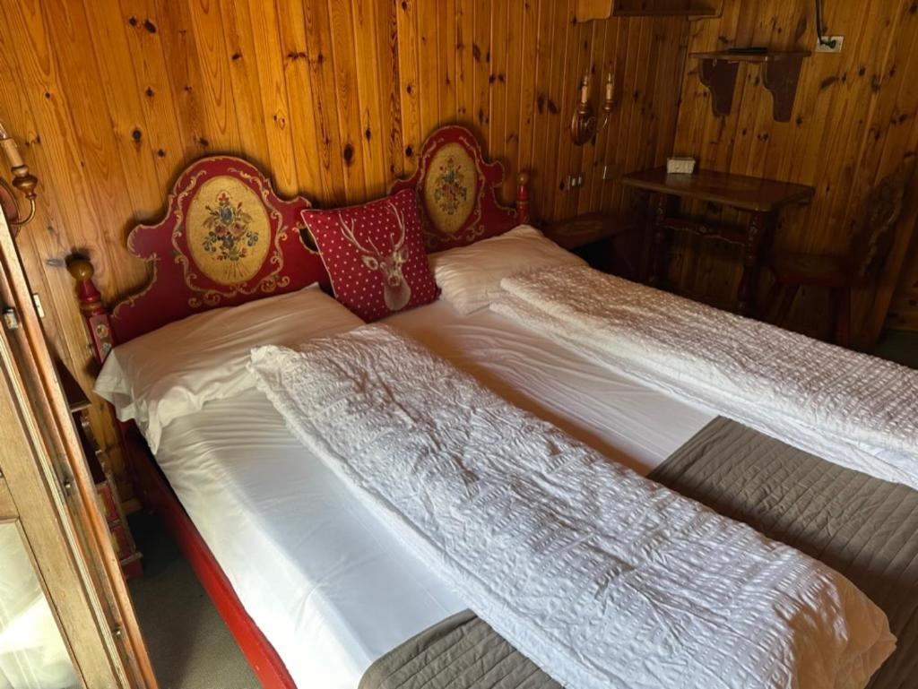 Hotel Garni St. Hubertus Madonna Exteriör bild