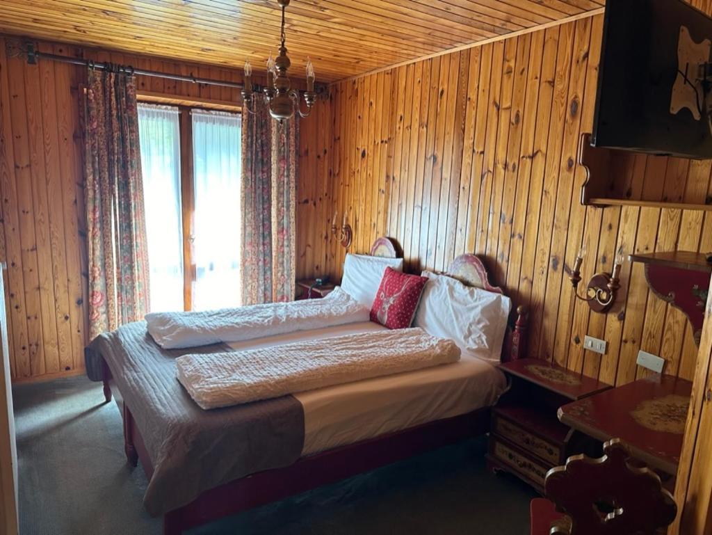 Hotel Garni St. Hubertus Madonna Exteriör bild
