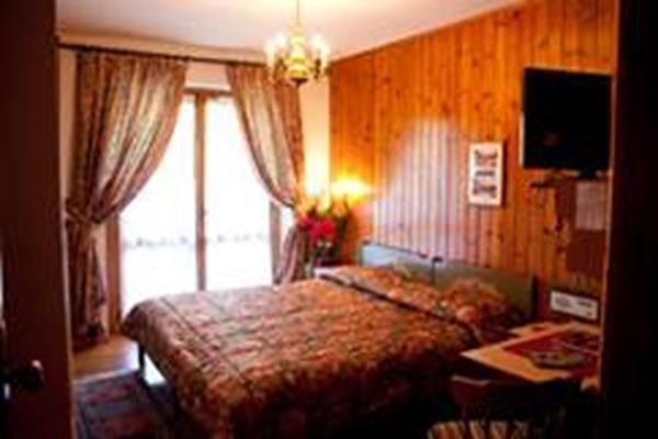 Hotel Garni St. Hubertus Madonna Exteriör bild